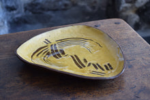 Load image into Gallery viewer, Vintage Slipware Comb Decorated Dish