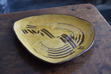 Load image into Gallery viewer, Vintage Slipware Comb Decorated Dish