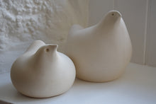 Load image into Gallery viewer, White Studio Pottery Bird