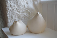 Load image into Gallery viewer, White Studio Pottery Bird