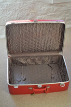 Load image into Gallery viewer, Vintage Set of 3 Red Suitcases 